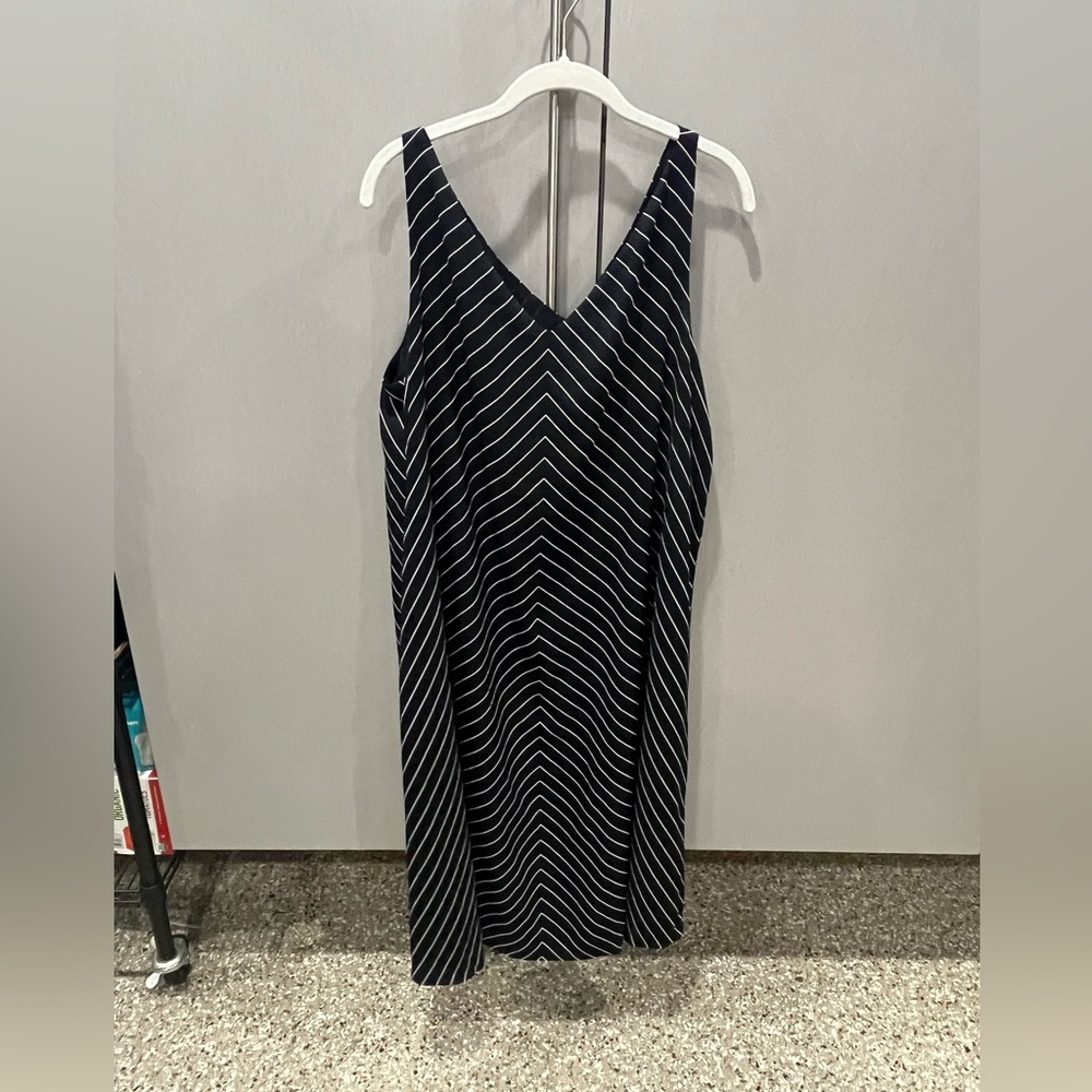 Ann Taylor sleeveless blue and white chevron pattern midi dress size 14